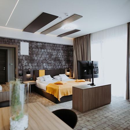 Hotel Epic Centrum Cisnadie Экстерьер фото