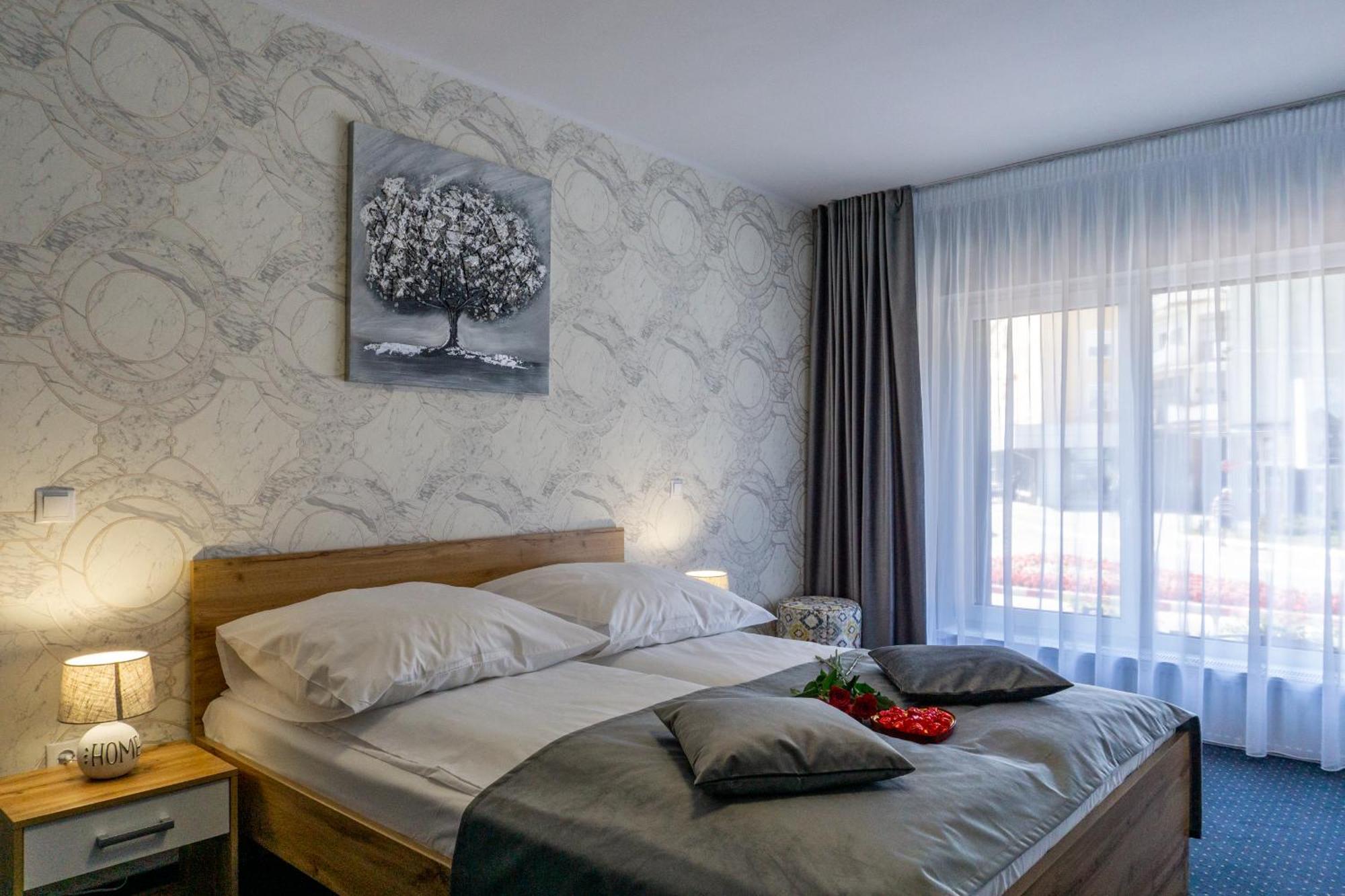 Hotel Epic Centrum Cisnadie Номер фото