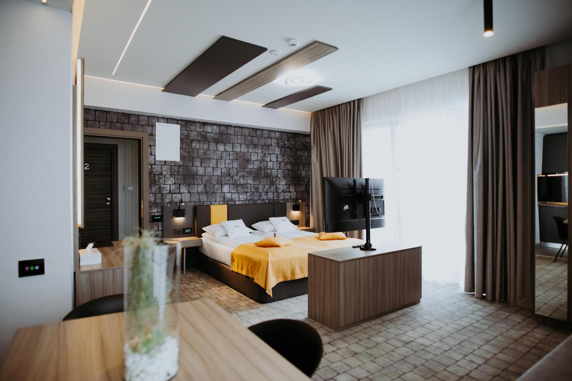 Hotel Epic Centrum Cisnadie Экстерьер фото
